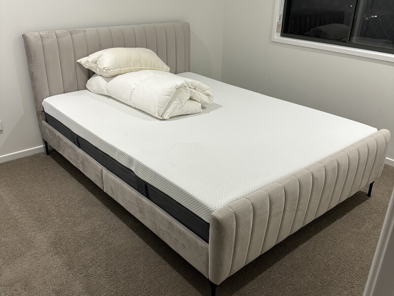 Queen bed. Wardrobe, bedside table with lamp. 