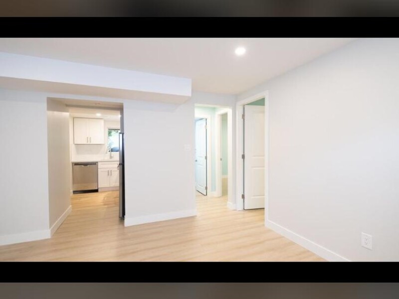 2 rooms available for students. 10 mins walk to Burquitlam station. Close to many schools.