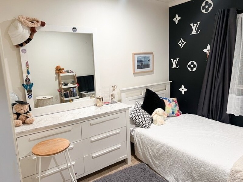 available from 11th October. Very clean and tidy. close to public transport and all meals can be included if you wish. Pick up from the airport as well. Female students only please.
