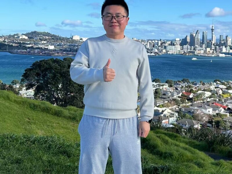 I like the weather in Auckland, neither too hot nor too cold.