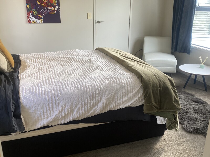 Large bedroom queen size bed very comfortable 