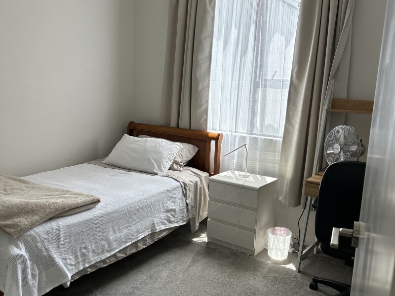 We have a comfortable double bedroom available for a student. The room includes a king single bed and offers a quiet, cozy space that is perfect for studying and relaxing. Our home is friendly, clean, and welcoming, making it a great environment for 