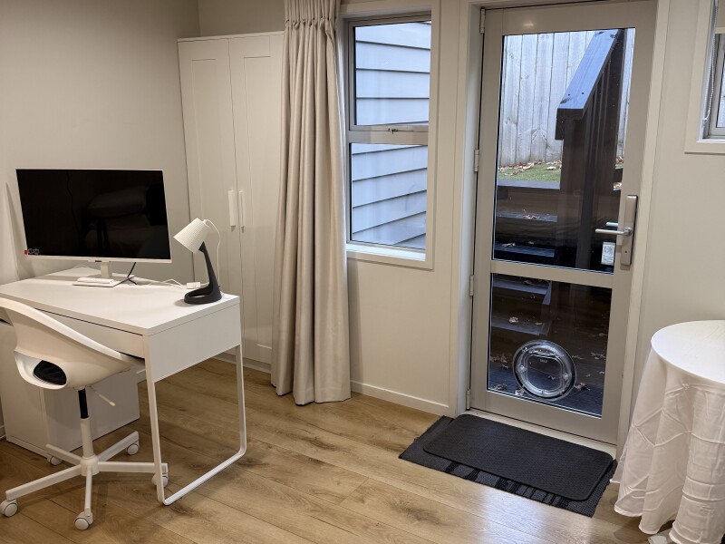 New Ikea desk, chair, wardrobe, curtains and new Samsung computer w Streaming