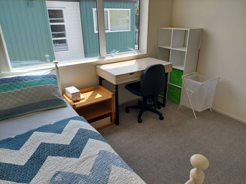 A sunny single room suitable for students.