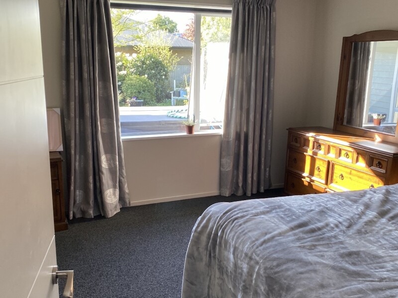 Large dbl room available now 